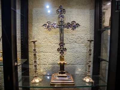 Re Carl� II d'Angi� don� anche la Croce Angioina. Al centro reca una seconda croce, detta �bizantina�, sulla quale Carlo II fece incidere in greco un�iscrizione che ricorda il �legno divino, ove fu affisso Ges��